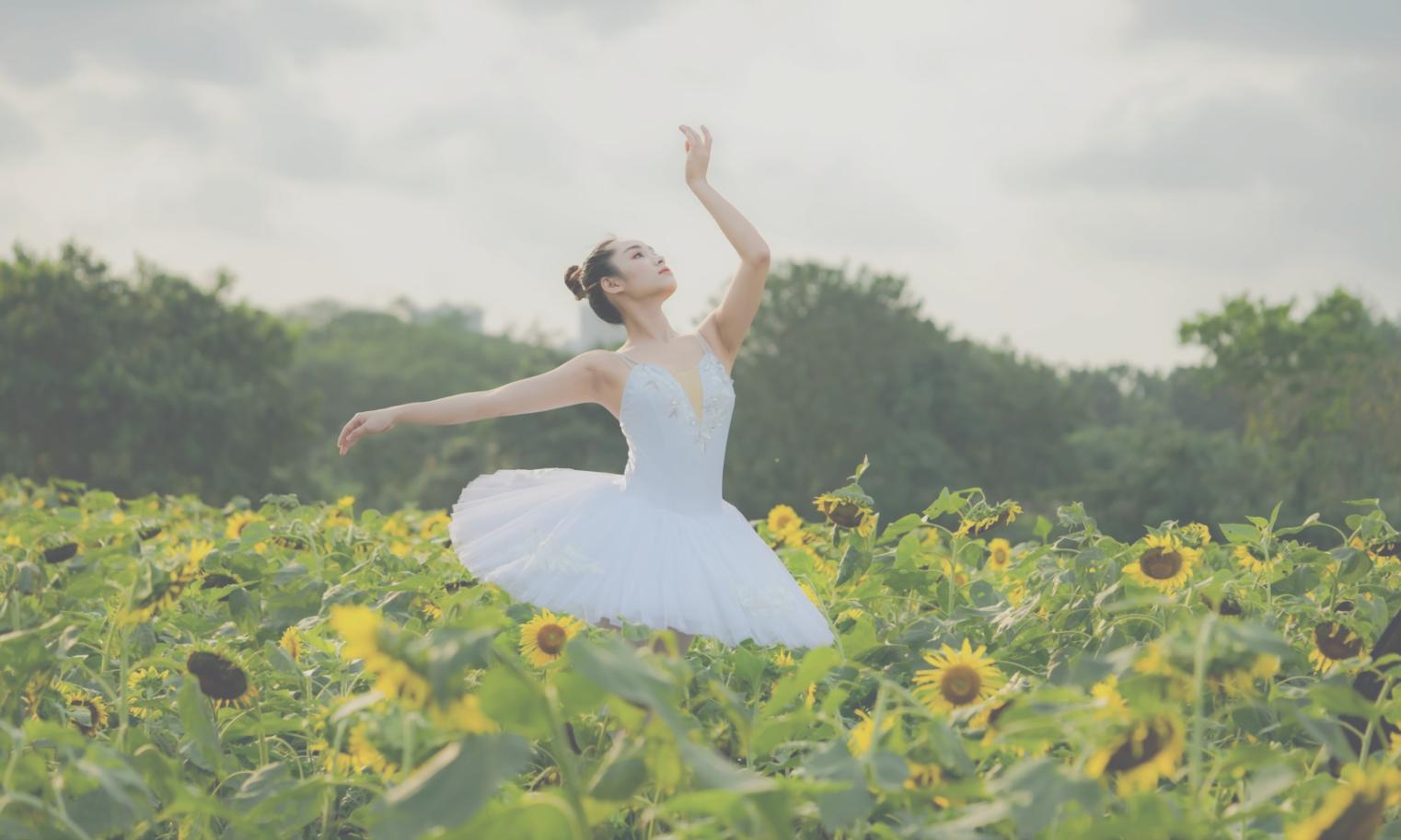 Ballettstudio mit Tänzerin beim Training an der Barre