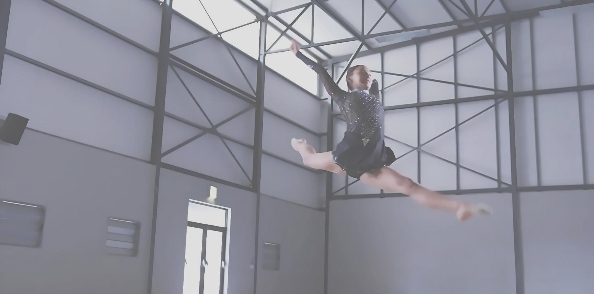 Ballettschüler während einer Trainingssequenz im Studio