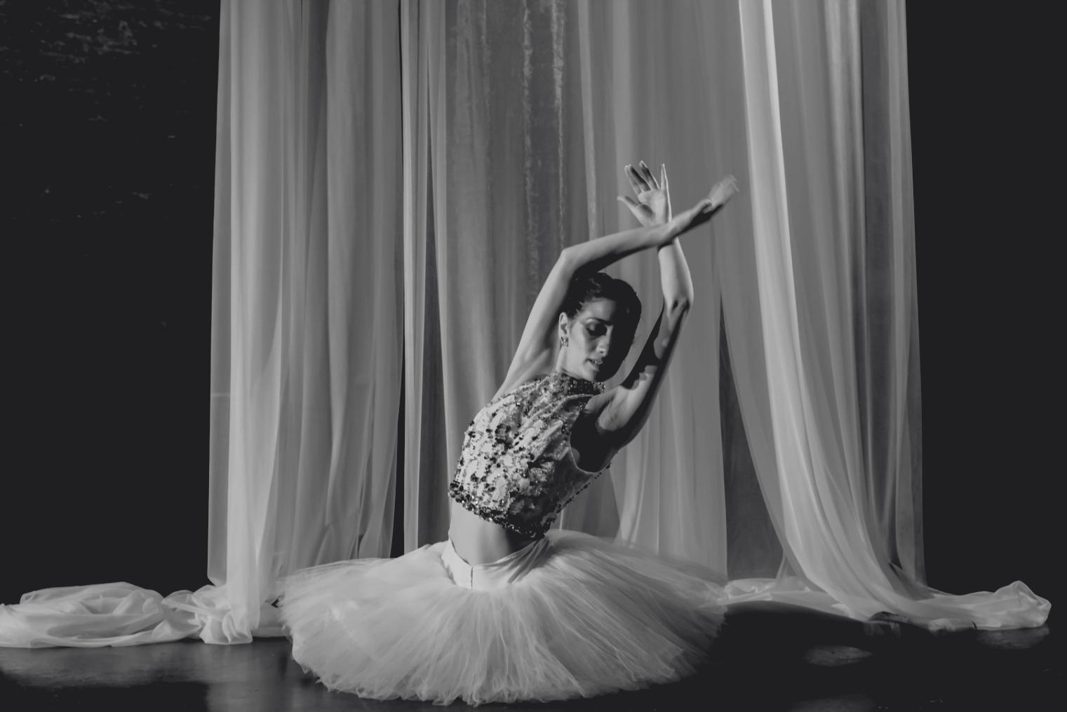 Ballettschülerin beim Fernunterricht mit Laptop-Setup