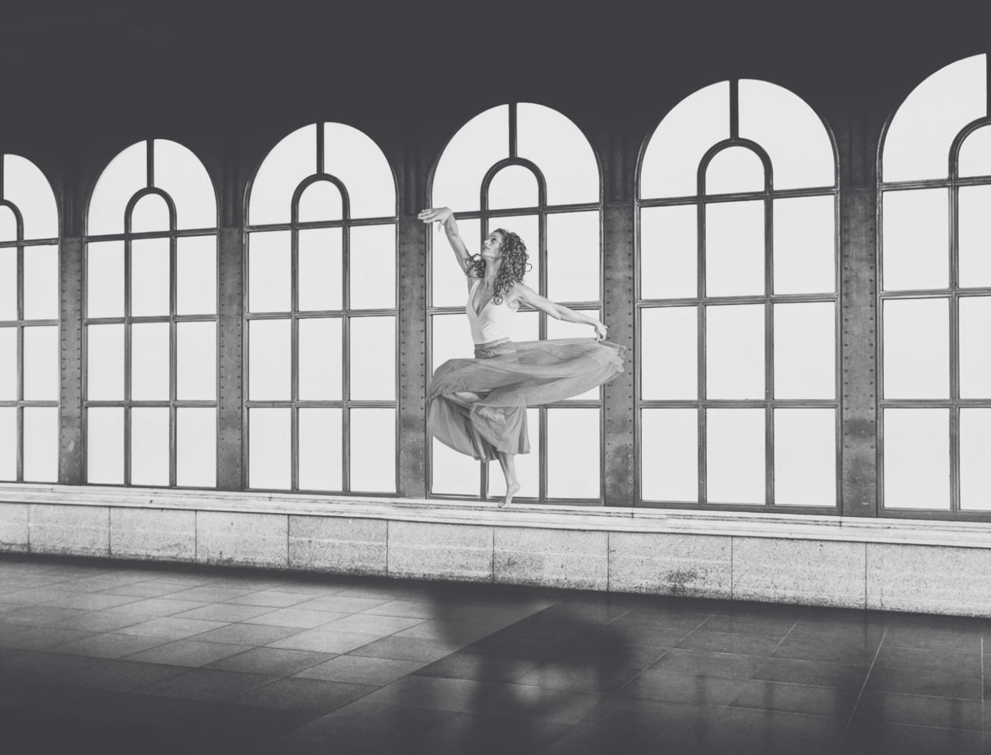 Balletttraining im Studio mit präziser Technikarbeit