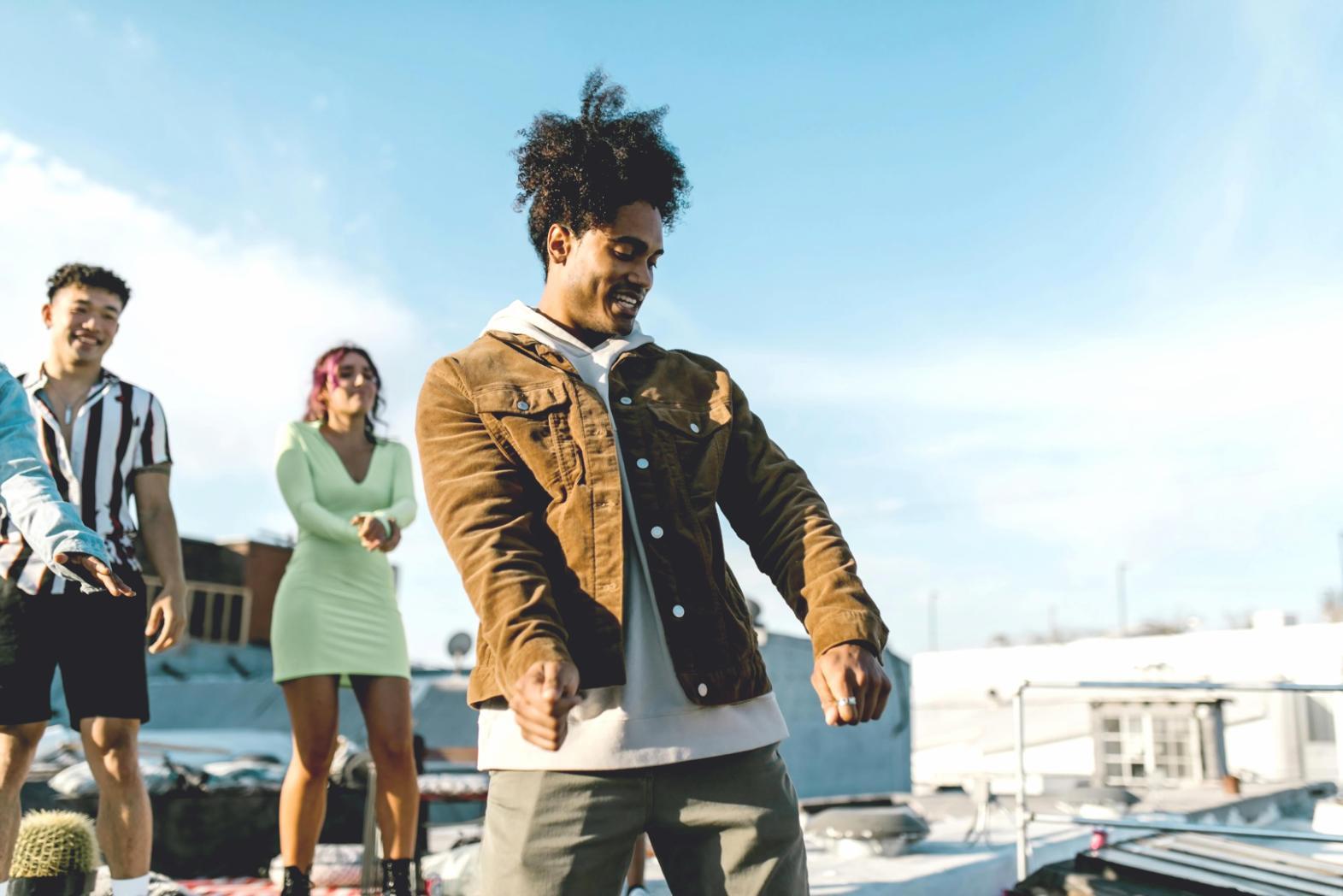 Kleine Gruppe im modernen Ballettstudio während des Unterrichts