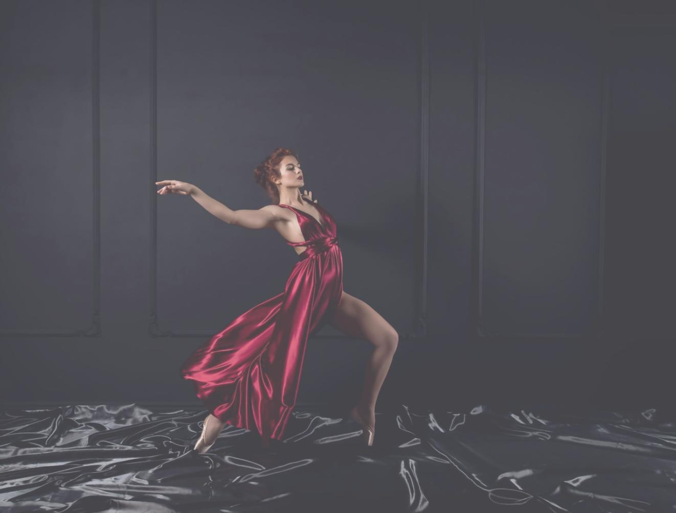 Teilnehmer bei der Arbeit an der Barre im Studio